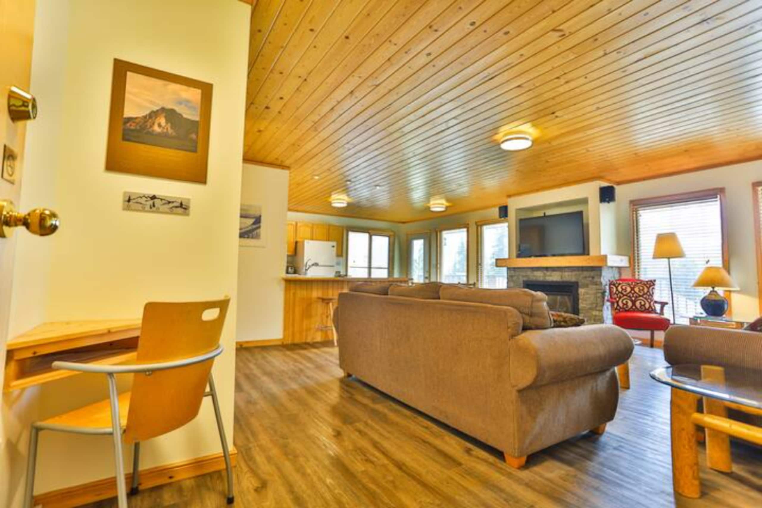 Pine Lodge | Updated | Top Floor | Hot Tub Access - Photo 10