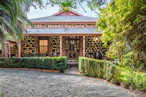 Cimicky House - GLAM ADL: Best Group Accom in SA
