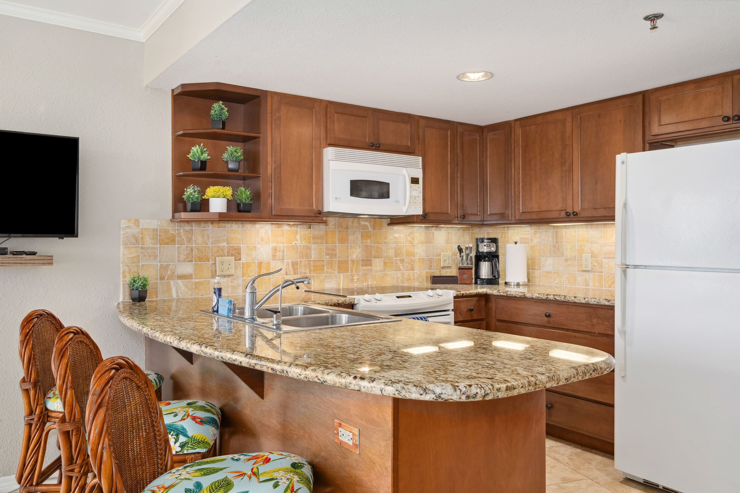 Luana 1007 King Bed Condo Sleeps 4 Fabulous Views! - Image 11