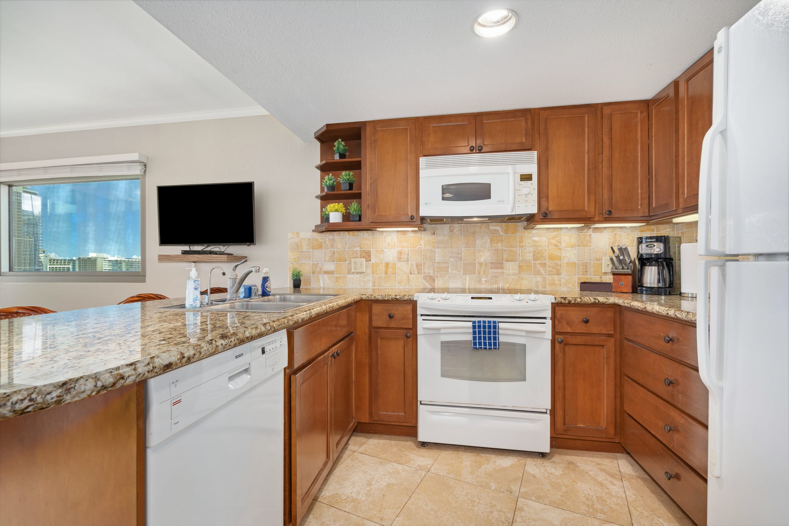 Luana 1007 King Bed Condo Sleeps 4 Fabulous Views! - Image 12