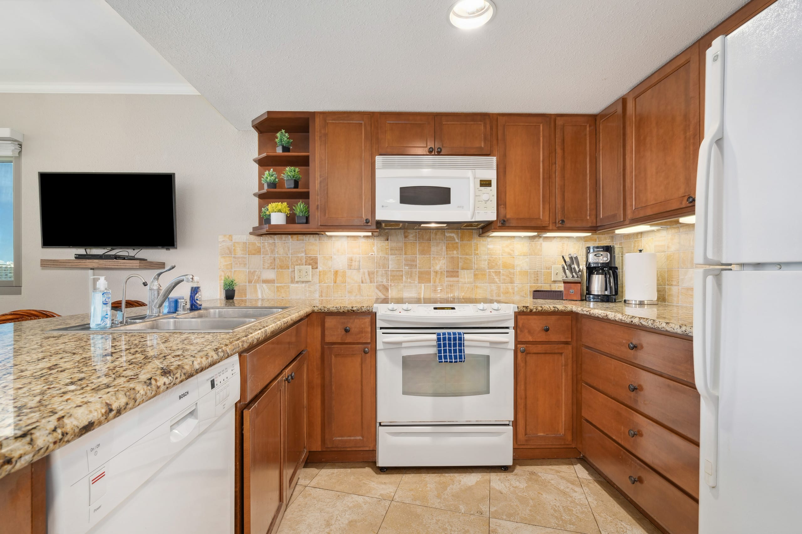 Luana 1007 King Bed Condo Sleeps 4 Fabulous Views! - Image 13