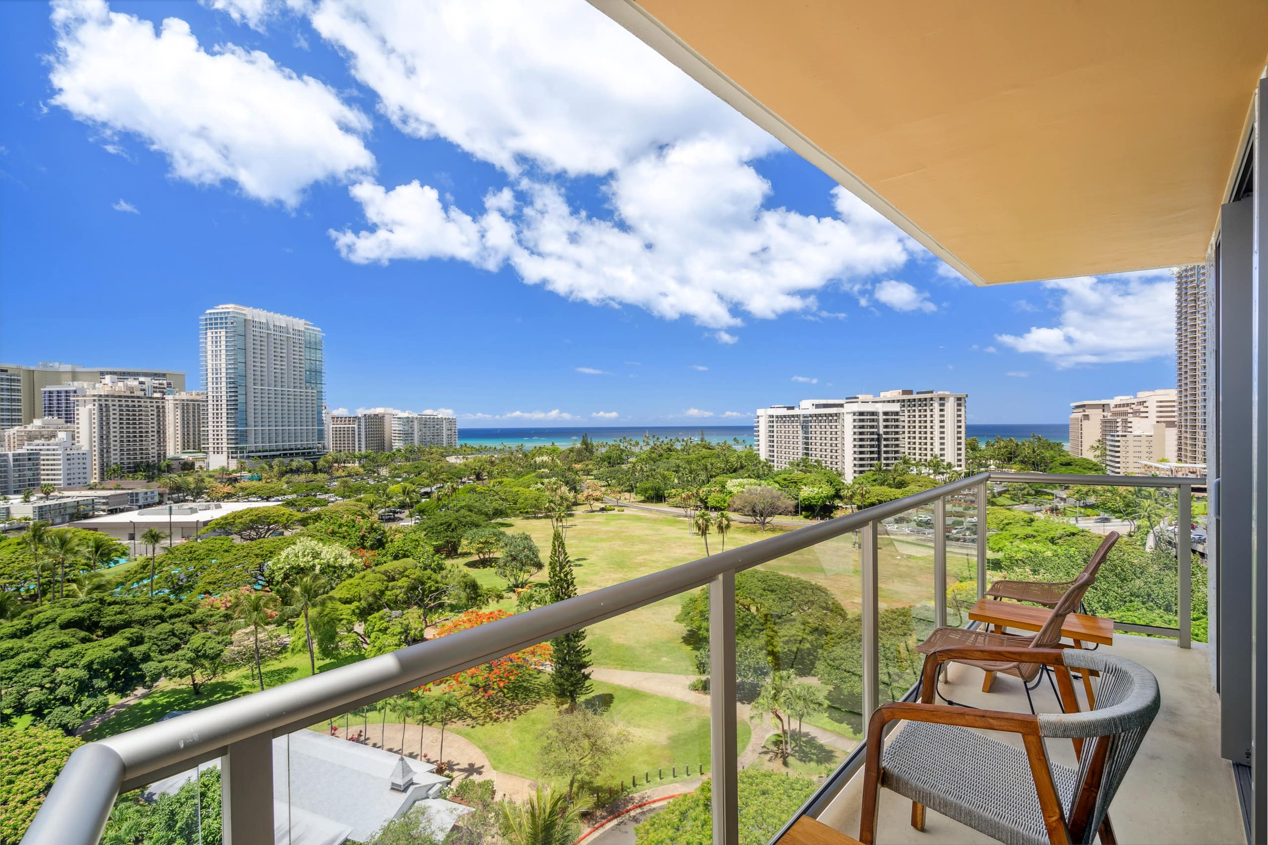Luana 1007 King Bed Condo Sleeps 4 Fabulous Views! - Image 1