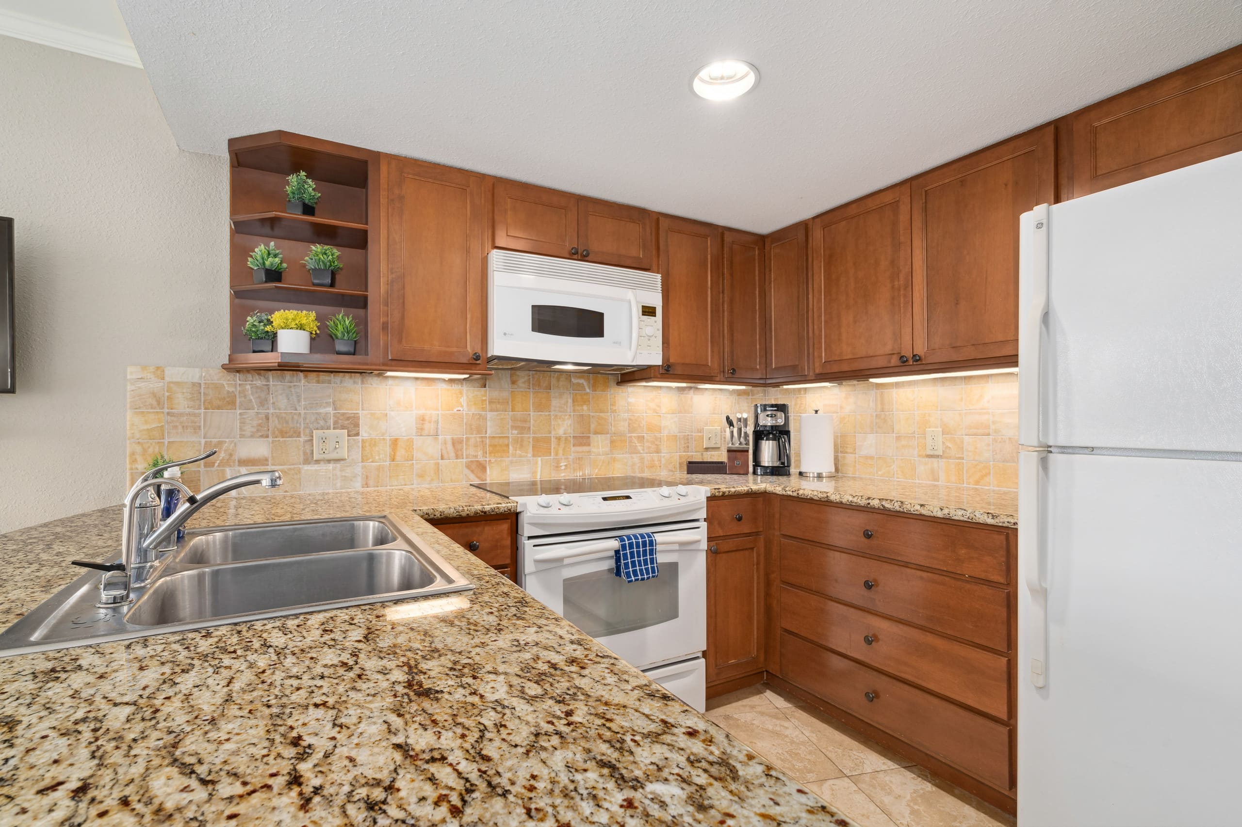 Luana 1007 King Bed Condo Sleeps 4 Fabulous Views! - Image 14