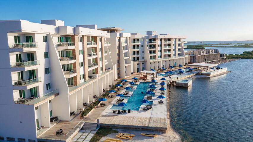 3 Bed/3 Bath Top Floor Condo!