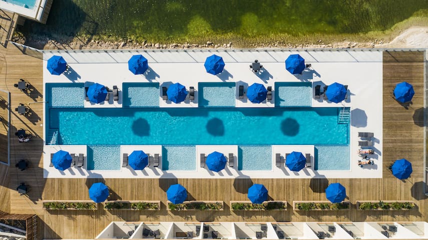 3 Bed/3 Bath Top Floor Condo! gallery image 2