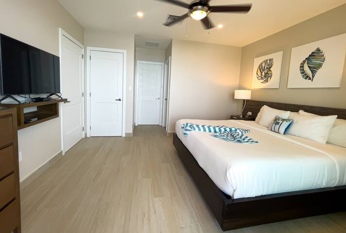 3 Bed/3 Bath Top Floor Condo! gallery image 5