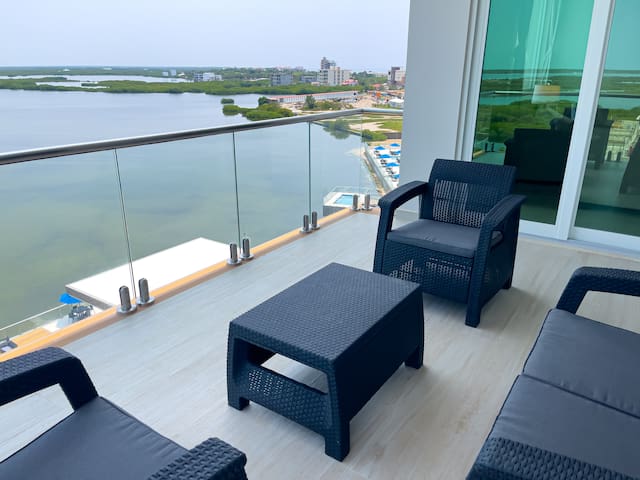 3 Bed/3 Bath Top Floor Condo! gallery image 3