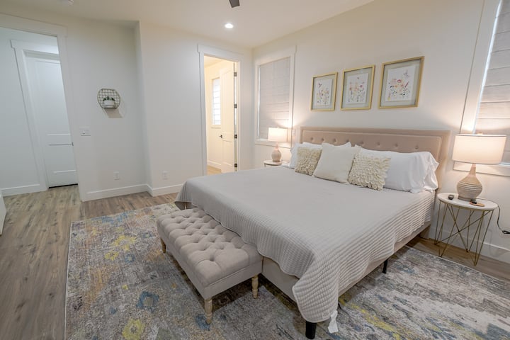Chambre principale : lit King Size, lampes avec prises USB pour un chargement facile, et les stores romains assombrissants créent votre sensation de maison loin de chez vous ! 