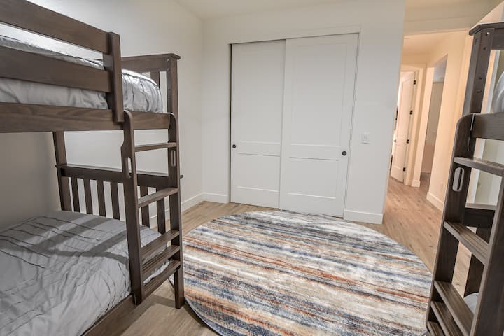 Chambre superposée ! Un favori pour les enfants. Profitez des puzzles et des jeux laissés dans le placard à votre disposition