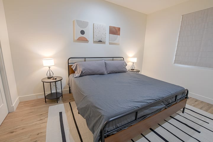 2ème lit king size, les lampes ont également des ports USB pour la charge. Les stores obscurcissent la pièce.