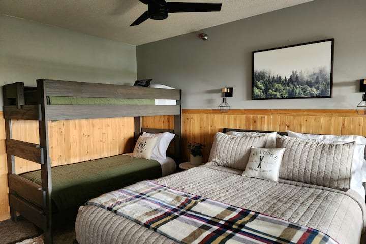 الشقة بها سرير مريح بحجم ملكي وسرير بطابقين. كما تحتوي على حمام كامل وتلفزيون. 