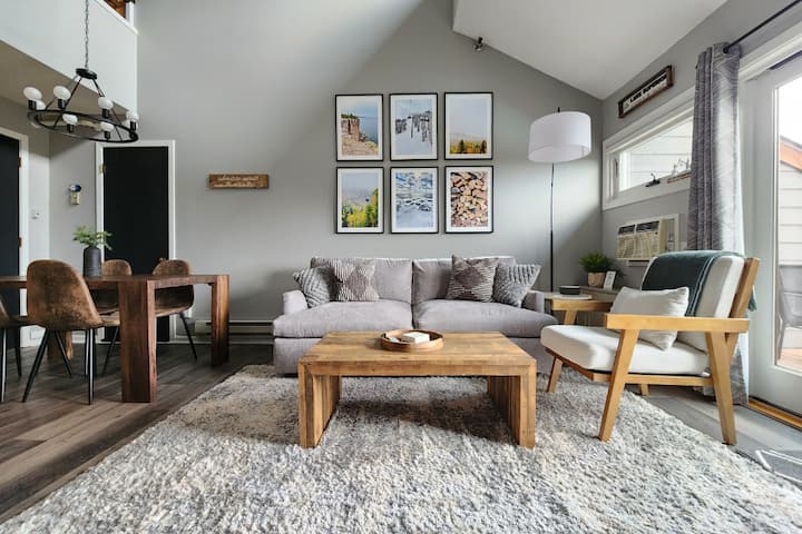 الأريكة تتحول إلى سرير للحصول على مساحة نوم إضافية.