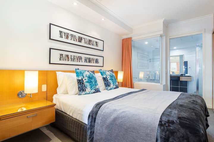 سرير مريح بحجم كوين.