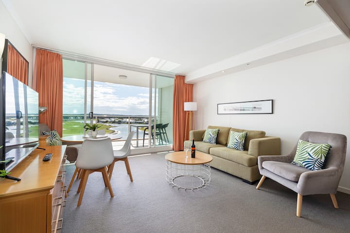 استرخ في غرفة المعيشة في الشقة التي تحتوي على منتجع صحي.