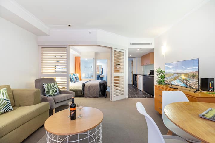 منطقة لتناول الطعام مناسبة لأربعة أشخاص.