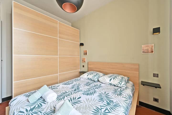 Moja ya vyumba vya kulala na kitanda cha watu wawili na chumba cha kuvalia...