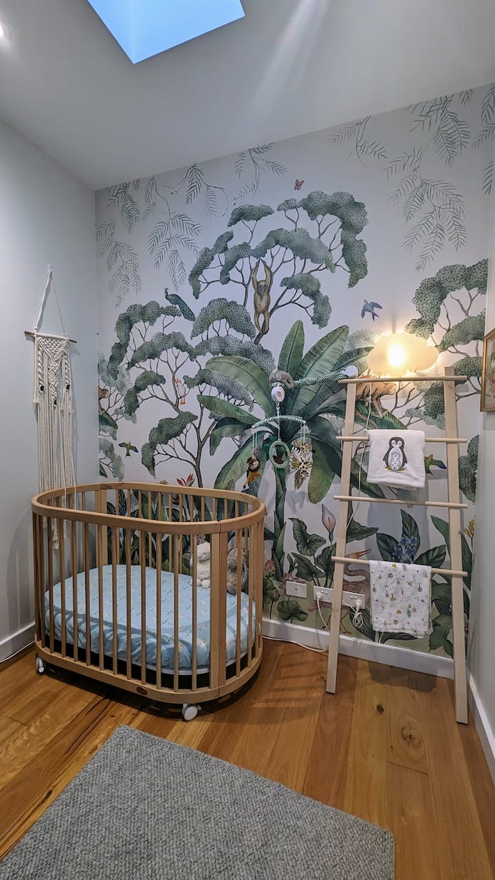 Spavaća soba 3, dječja soba. Ovo je mala spavaća soba prikladna samo za bebe ili malu djecu. Sadrži klizna vrata i krovni prozor s automatskim sjenilom (prozor se može otvoriti i daljinskim upravljačem).