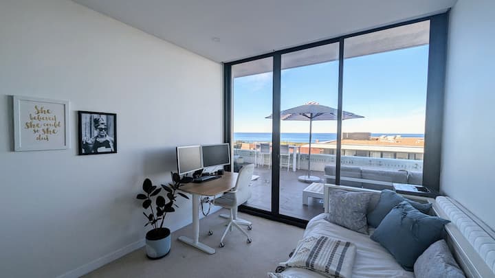 Druga spavaća soba i ured s dnevnim krevetom (pretvara se u bračni krevet), radnim stolom s dva monitora (uključujući ulazne kabele), ugradbenim ormarima s ogledalom, klima-uređajem, roletama za zamračivanje, ugrađenim stropnim zvučnicima Sonos, stolom za presvlačenje beba. I pogled na ocean!