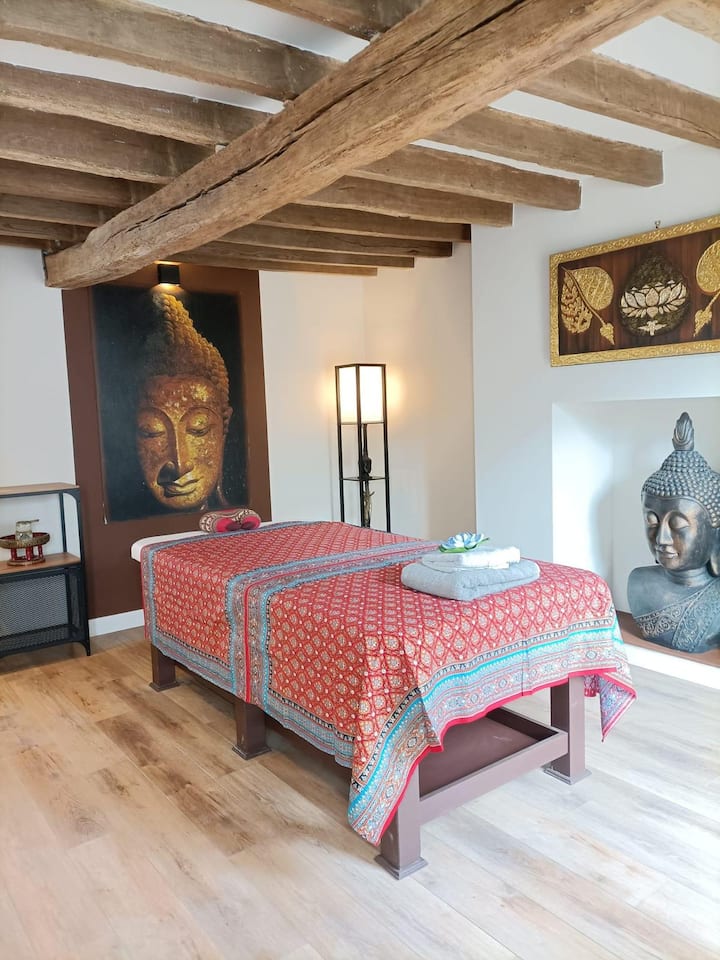 ได้รับการฝึกอบรมและจบการศึกษาที่โรงเรียนวัดโพธิ์ในกรุงเทพฯเรามีบริการนวดแผนไทยแบบดั้งเดิมในส่วนต่อท้ายของบ้านด้วยเซนและบรรยากาศที่อบอุ่นเพื่อการพักผ่อนและความเป็นอยู่ที่ดีของคุณ