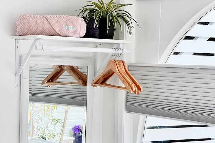 Fabulosas persianas de arriba abajo de abajo, para garantizar el máximo control de privacidad, luz y temperatura.   
Ropa colgante y espejo de cuerpo entero 