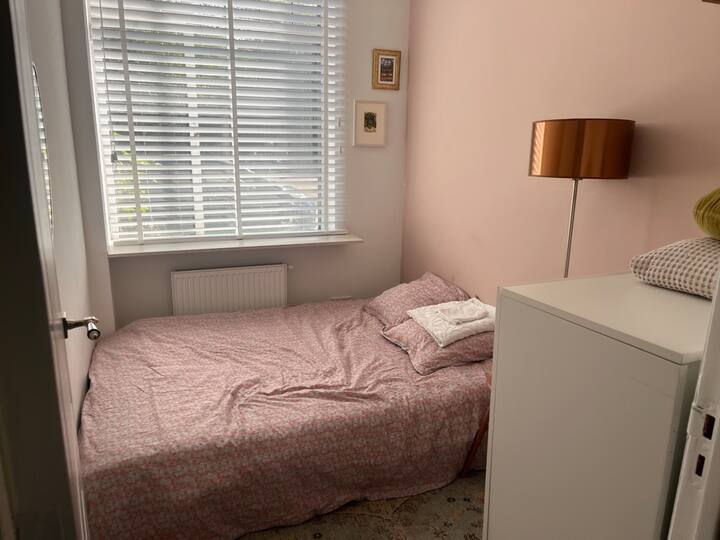 חדר שינה עם ספה נפתחת + מזרנים נוספים למעלה (140x200 ס"מ) ללילה נוח. כולל מצעים טריים.