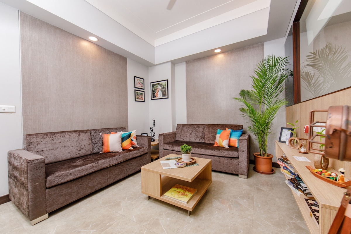 Charming air conditioned living room stocked with books (for children and adults) and board games