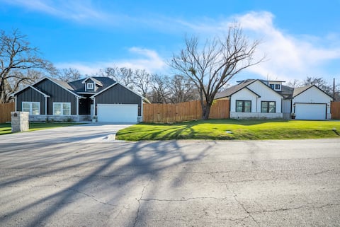 Sleep18! 2houses 1Acre lot. Brand New, great value