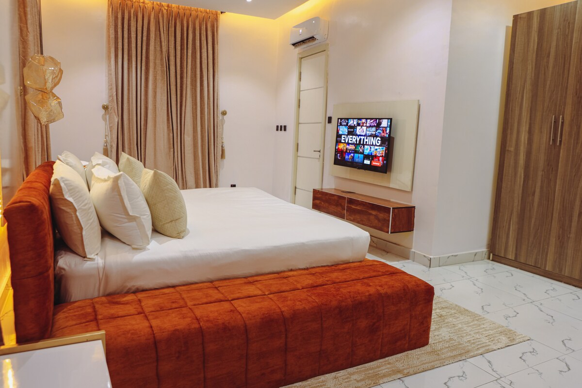 ¡Experimenta la comodidad y el estilo en este acogedor dormitorio, diseñado pensando en tu relajación!