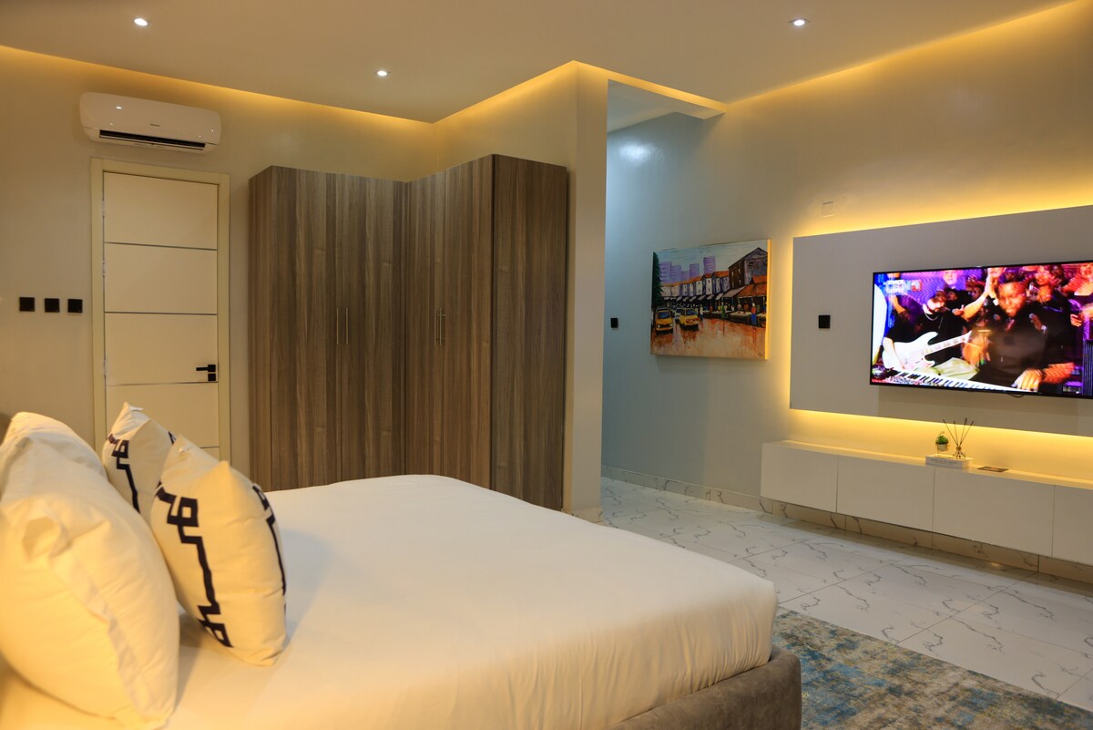 Descubre el encanto atemporal en este dormitorio bellamente amueblado, perfecto para una noche de sueño reparador. 