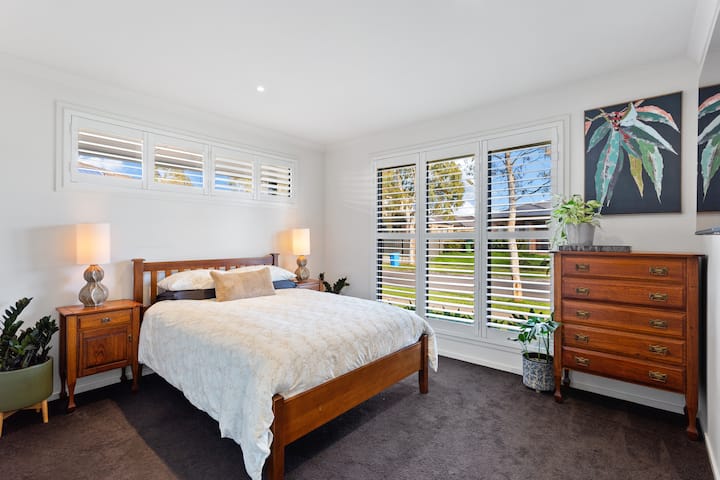 主寝室-クイーンサイズベッド