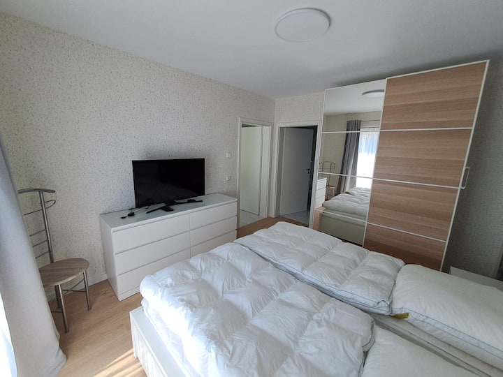 Spálňa na prízemí s veľkým šatníkom a prístupom do kúpeľne