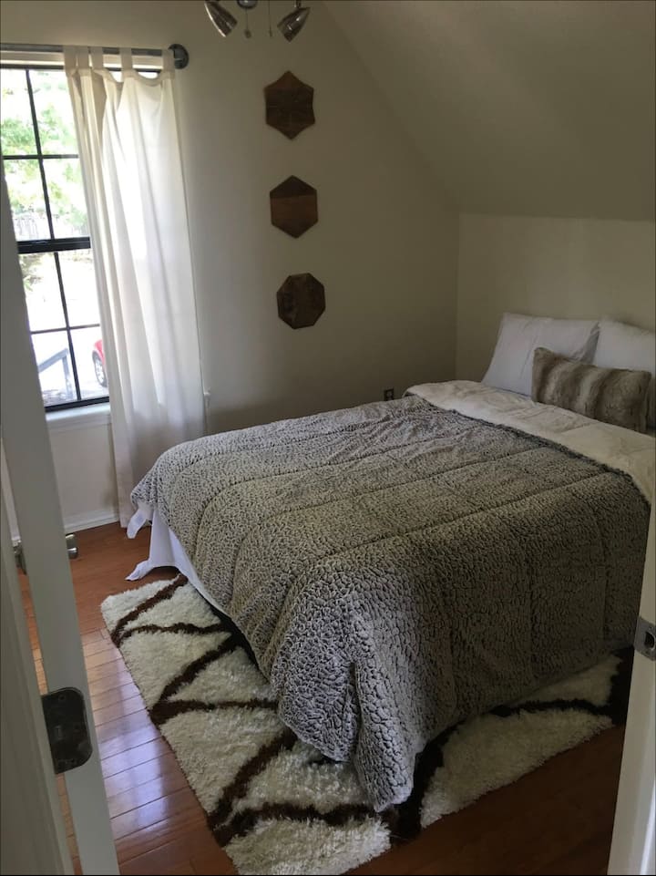 ห้องนอนชั้นบนห้องที่ 2 - เตียงควีนไซส์