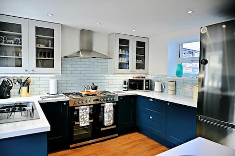 Successful Airbnb property: 5 Bedrooms & 5 Bathrooms, 5*, Sleeps 11, Views! in Morfa Bychan, Ynys Galch, East, West, Gest, Tremadog