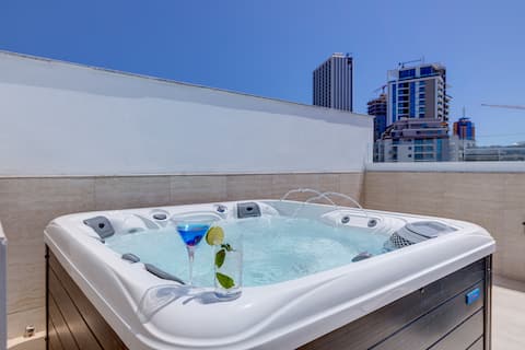Red 4: Studio Apartment Penthouse with Jacuzzi