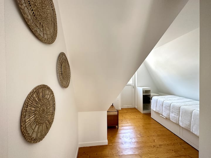 Единично легло в 80, което може да бъде модулирано в голямо двойно легло (спалното бельо не е осигурено)