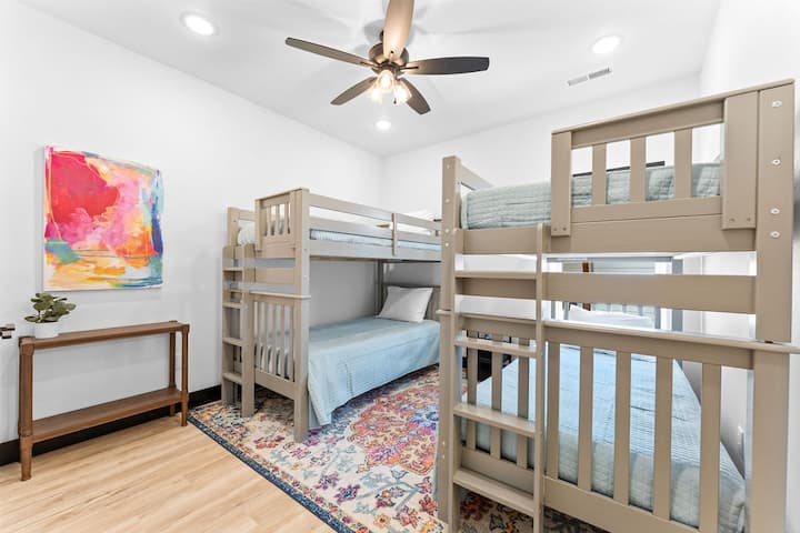 双层房，配有四（ 4 ）张单人床！  房间配备多功能充电器，可供所有智能手机使用。  还有……当然是一台白噪音机器。