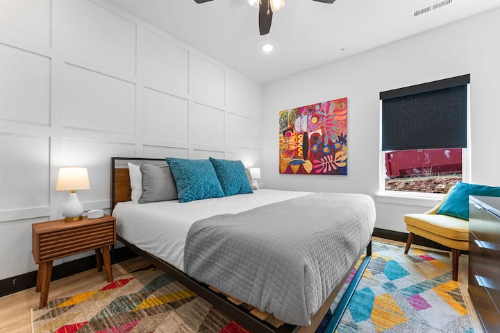 ……还是这是您最喜欢的房间？  另一张加大双人床、白色噪音机和更漂亮的色彩，附带全功能卫生间。