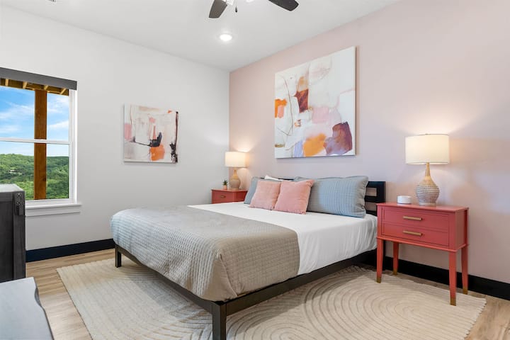 粉色的房间！看这件华丽的作品  Earl知道如何设计住宿！  加大双人床、白噪音机和套内卫生间。