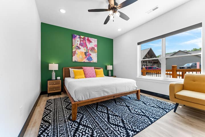 Jr. Primary是POPPIN '！  周围有加大双人床。