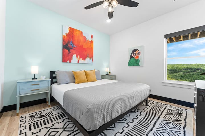 现在我们在第三层（底层）下楼！  另一间配备白噪音机的加大双人床卧室、套内卫生间和折衷主义青绿色主题。