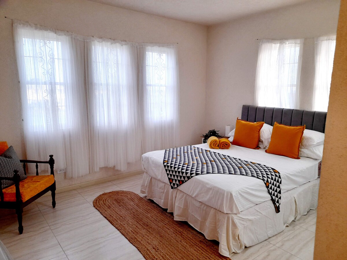 Спална соба бр. 2 опремена со кревет во целосна големина.