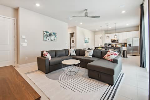 Popular Airbnb listing: Stunning New Condo close to Disney in Orlando