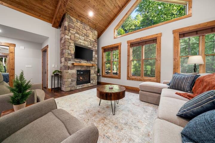 New Build~Luxury~15 mins to dtown~Firepit~Hot Tub gallery image 2