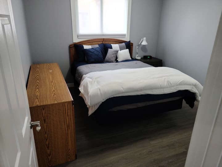 Gloednieuw queensize bed en beddengoed met nachtkastje vanaf oktober 2023.