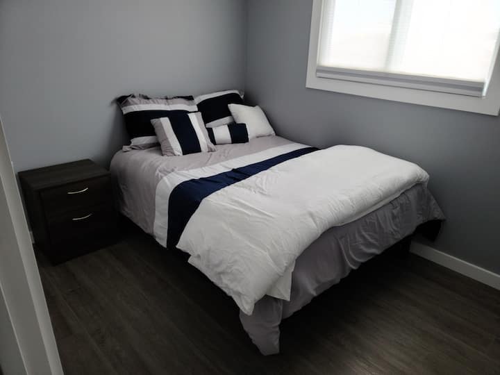 Gloednieuw tweepersoonsbed en beddengoed met nachtkastje vanaf oktober 2023.