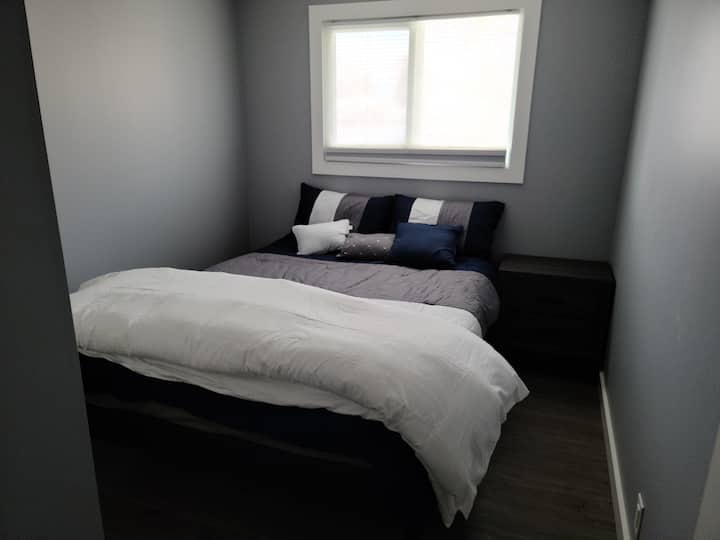 Gloednieuw queensize bed en beddengoed met nachtkastje vanaf oktober 2023.