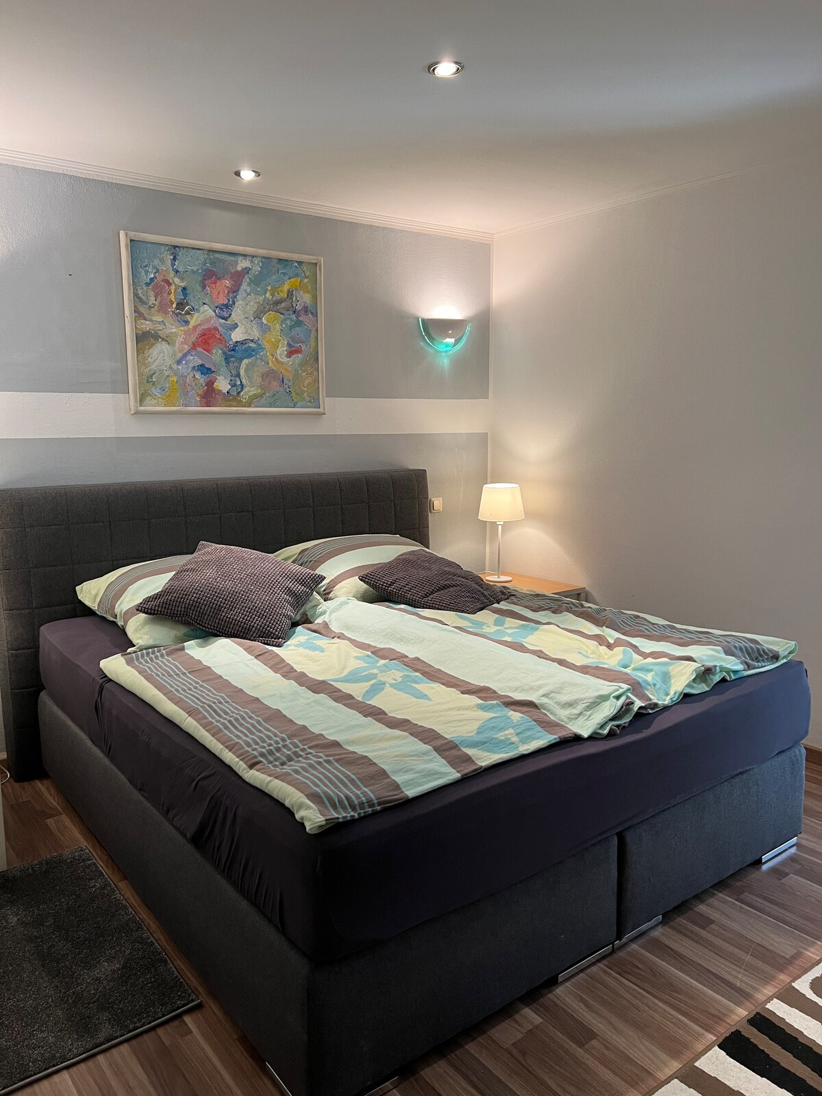 配有双人床的卧室，可供幼儿使用。