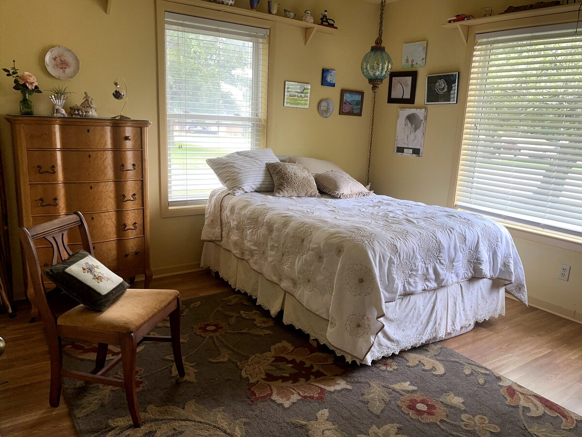 החדר של סבתא... מיטה בגודל מלא.