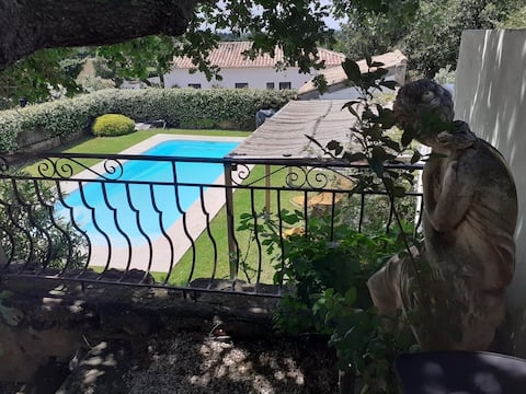 Accommodation at the foot of the Luberon.