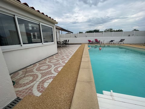 House for 6 people with heated swimming pool and enclosed garden